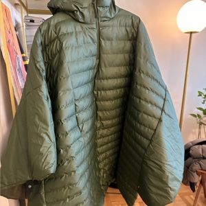 RAINS trekker cape in Evergreen. It’s transitional, stylish and comfy piece.